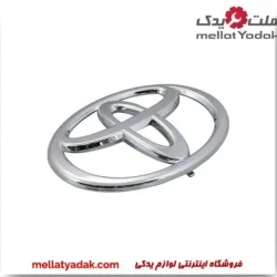 آرم جلو پنجره پرادو