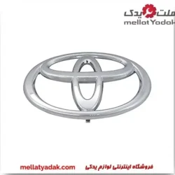 آرم جلو پنجره پرادو
